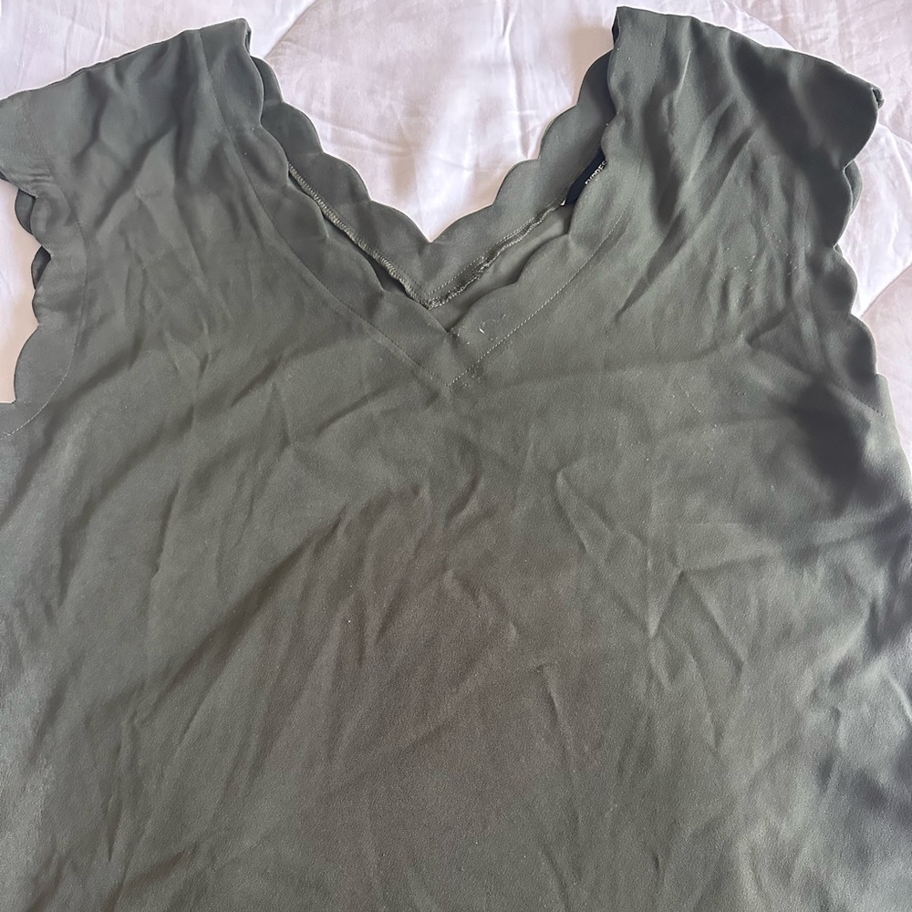 Express scalloped sleeveless olive - Medium